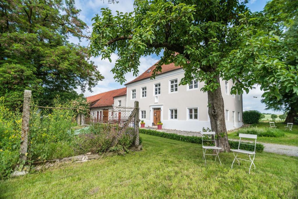 Historischer Pfarrhof Niederleierndorf Langquaid Bagian luar foto